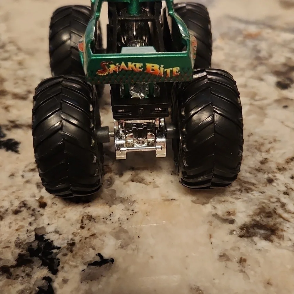 Hot Wheels Monster Trucks Fan Favorites Snake Bite 1:64 scale